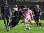 messi-menendang-bola-di-laga-inter-miami-vs-orlando-city.jpg