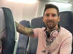 messi-naik-pesawat-ekonomi.jpg