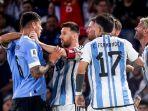 messi-pegang-leher-pemain-uruguay.jpg