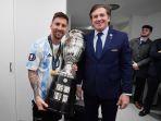 messi-terima-hadiah-replika-trofi-copa-america.jpg
