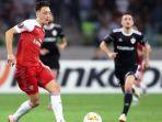 mesut-oezil-bagibbolaaa.jpg