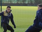 mesut-oezil-dan-alexis-sanchez-lagi_20160315_093930.jpg