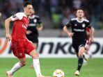 mesut-oezil-giringbola.jpg