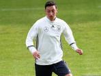 mesut-oezil-latiantimnasss_20160608_142855.jpg