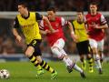 mesut-ozil-berusaha-merebut-bola-dari-robert-lewandowski.jpg