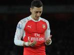 mesut-ozil-sedang-berdoa_20160608_190657.jpg