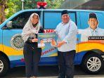 meutya-hafid-bantu-mobil-ambulans.jpg