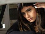 mia-khalifa-sheytan-merek-perhiasan.jpg