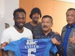 michael-essien-kedua-dari-kiri-memperlihatkan-kaus_20170314_180247.jpg
