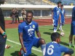 michael-essien-saat-berlatih-di-stadion-gelora-bandung-lautan-api_20180220_100301.jpg