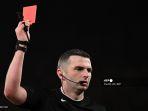 michael-oliver-liverpool-vs-manchester-united-kartu-merah-dalot.jpg
