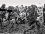 michael-rockfeller-saat-pertama-kali-berada-di-irian-barat-mei-1960.jpg