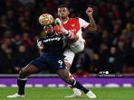 michail-antonio-saat-berduel-dengan-gabriel-magalhaes.jpg