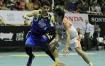 michel-vemiga-rebut-bola-pemain-pelita-jaya_20141208_112406.jpg