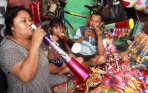 mijo-penjual-terompet-natal-dan-tahun-baru_20141211_150826.jpg