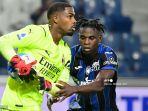 mike-maignan-menahan-bola-dari-penyerang-atalanta-kolombia-duvan-zapata.jpg