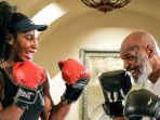 mike-tyson-beri-latihan-tinju-serena-williams.jpg
