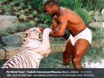 mike-tyson-sedang-bermain-dengan-harimau.jpg