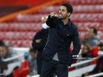 mikel-arteta-saat-memberikan-instruksi-dari-pinggir-lapangan.jpg