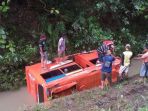 mikrobus-atau-angkot-mengangkut-rombongan-pelajar-nyemplung-sungai_20170314_155111.jpg