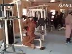 milisi-taliban-terlihat-rebutan-nge-gym.jpg