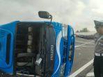 minibus-elf-terguling-di-Tol-Kertosono-Caruban.jpg
