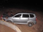 minibus-tabrak-pembatas-di-tol-cipali_20150712_071718.jpg