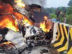 minibus-terbakar-setelah-tabrak-truk.jpg