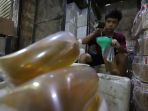 minyak-goreng-di-pasar-belum-satu-harga_20220126_202919.jpg