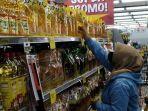 minyak-goreng-sebesar-rp-14-ribu-per-liter-disambut-antusias-warga-masyarakat-kabupaten-kudus.jpg
