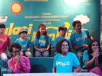 mira-lesmana-ku-lari-ke-pantai_20180308_105731.jpg