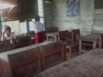 miris-kekurangan-ruang-kelas-sekolah-ini-terpaksa-gunakan-bangunan-reyot_20170223_125050.jpg
