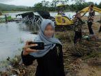 miris-media-inggris-soroti-warga-indonesia-yang-narsis-dan-asyik-foto-selfie-tsunami-banten.jpg