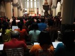 misa-malam-natal-di-gereja-katedral_20151225_004834.jpg