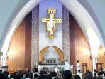 misa-malam-natal-pertama-di-gereja-santa-clara-bekasi-utara-selasa.jpg