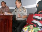 misnati-saat-menjalani-pemeriksaan-di-polres-jembrana_20150213_121033.jpg