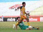 mitra-kukar-fc-vs-sriwijaya-fc-laga-berakhir-imbang_20191114_082637.jpg