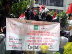 mitra-pengemudi-grab-melakukan-unjuk-rasa_20180910_211521.jpg