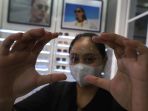 Sering Berlama-lama di Depan Layar Komputer, Lindungi Mata Pakai Kacamata Lensa Bluecromic