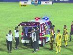 mobil-ambulans-masuk-lapangan-saat-kapten-jajang-mulyana-jatuh-di-lapangan.jpg