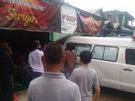 mobil-ambulans-menjemput-dua-korban-penganiayaan-yang.jpg