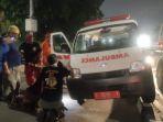 mobil-ambulans-pengangkut-jenazah-tersangkut-di-trotoar.jpg