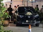 mobil-anggota-dpr-ri-yang-ada-di-depan-java-terrace-kitchen.jpg