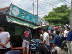 mobil-angkutan-sampah-tabrak-warung_20160426_092959.jpg