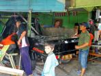 mobil-angkutan-sampah-tabrak-warung_2_20160426_101551.jpg