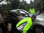 mobil-avanza-yangn-tertimpa-gardu-listrik_20160621_214026.jpg