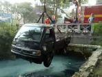 mobil-bak-terbuka-tercebur-ke-kali-kemayoran-jalan-merpati.jpg