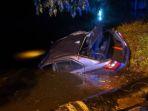 mobil-bergoyang-yang-tenggelam-ke-dalam-sungai.jpg
