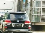 mobil-berpelat-b-1-uno-menerobos-jalur-transjakarta_20171220_174810.jpg