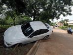 mobil-bmw-tersangkut-di-pohon_20200102_215756.jpg